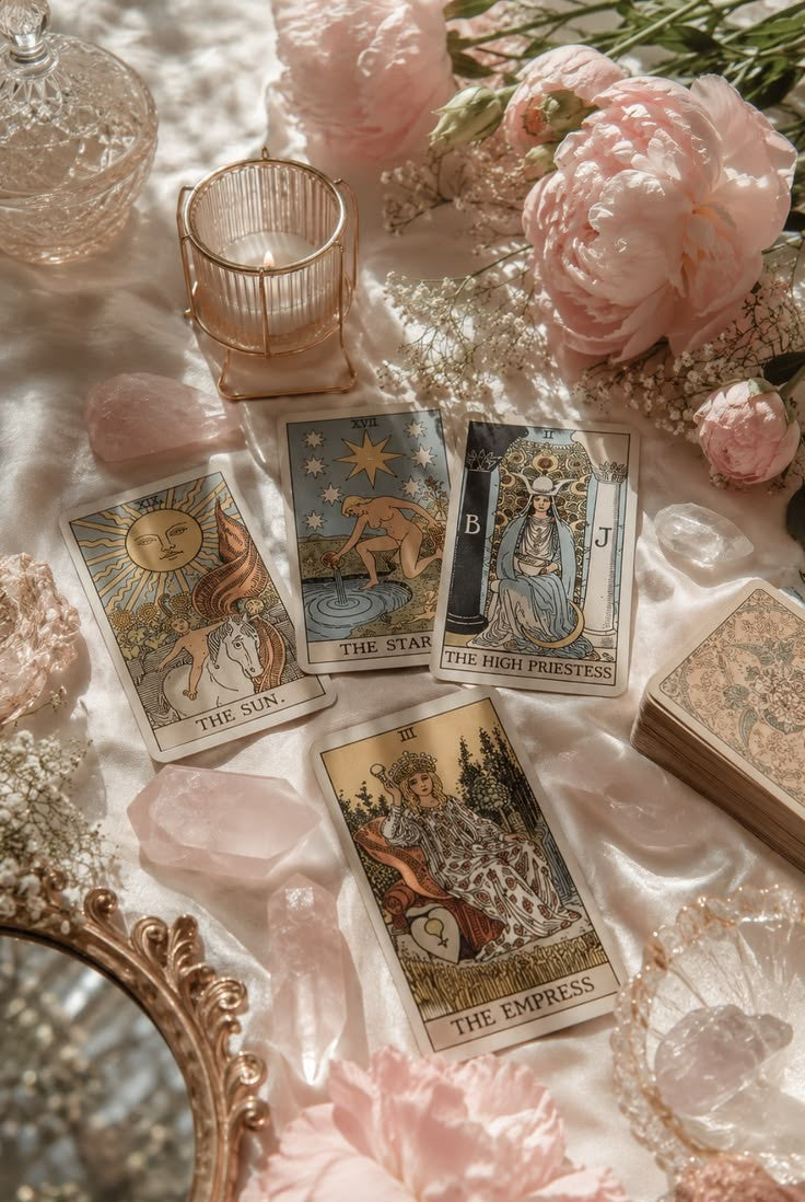 Cartas de tarot sobre seda rosa con peonías y cuarzo rosa